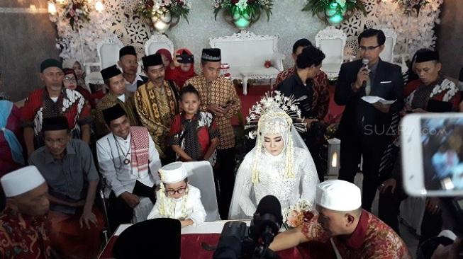 Daus Mini resmi menikah dengan Selvia Hana Wijaya di Gedung Aisiah, Beji, Depok, Minggu (9/12/2018). [Ismail/Suara.com]