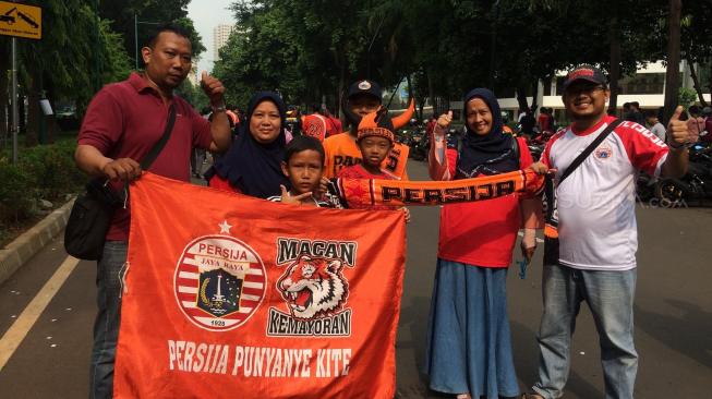 Cerita Papa Aziz, Jakmania yang Kini Tak Takut Bawa Anak Nonton Bola