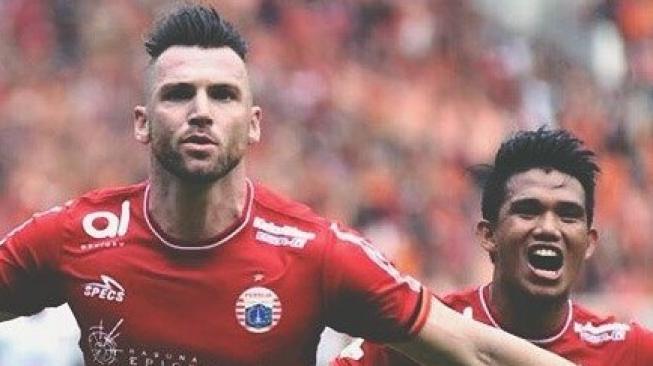 Bomber Persija Jakarta, Marko SImic (kiri) merayakan golnya ke gawang Mitra Kukar pada laga pekan ke-34 Liga 1 2018 di Stadion Utama Gelora Bung Karno (SUGBK), Minggu (9/12/2018) sore WIB. [laman resmi Persija]