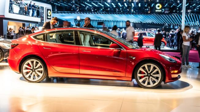 Tesla Model 3 dalam Paris Motor show 2018 [Shutterstock].