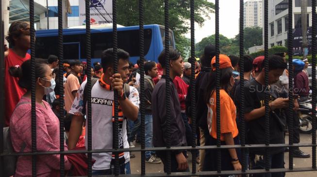 Ratusan pendukung Persija atau Jakmania tertahan di luar Komplek Gelora Bung Karno, Minggu (9/12/2018). (Suara.com/Muhammad Yasir)