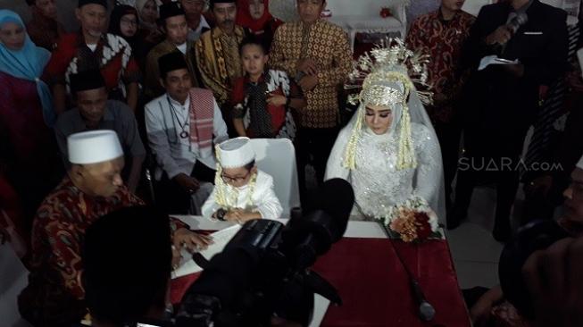 Daus Mini resmi menikah dengan Selvia Hana Wijaya di Gedung Aisiah, Beji, Depok, Minggu (9/12/2018). [Ismail/Suara.com]