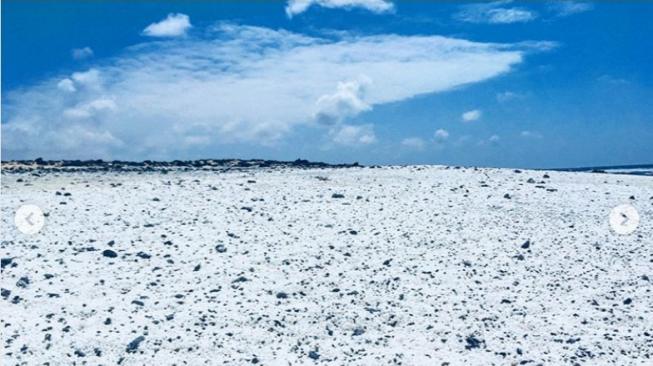 Keren Banget, Pantai Ini Dipenuhi Batu Koral Mirip Popcorn!