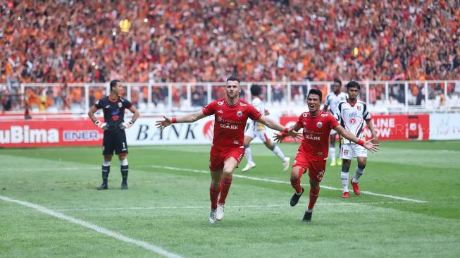 Pemain Persija Jakarta Marko Simic berselebrasi usai mencetak gol ke gawang Mitra Kukar saat laga Liga 1 di Stadion Utama Gelora Bung Karno, Jakarta, Minggu (9/12). [Suara.com/Muhaimin A Untung]