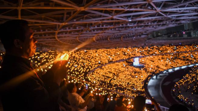 Ribuan Umat Nasrani menyalakan lilin saat mengikuti ibadah malam natal Gereja Tiberias Indonesia di Stadion Gelora Bung Karno, Jakarta, Sabtu (8/12). ANTARA FOTO/Dede Rizky Permana