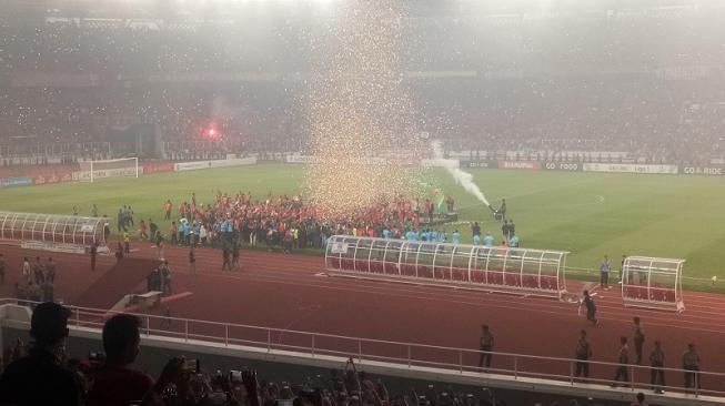 Atmosfer Luar Biasa SUGBK Iringi Penyerahan Trofi Liga 1 ke Persija