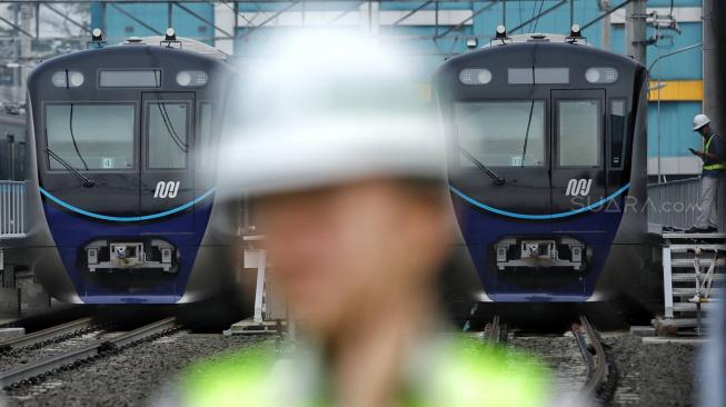 Sejumlah kereta listrik Ratangga di Depo Lebak Bulus, Jakarta, Senin (10/12). [Suara.com/Muhaimin A Untung]