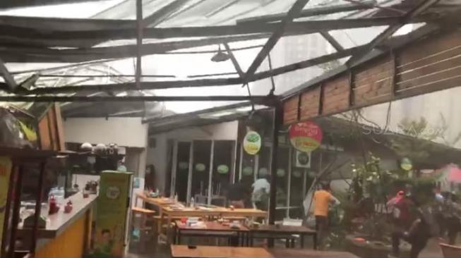 Saksi: Banyak yang Makan Siang saat Atap Food Court Rasuna Garden Terbang