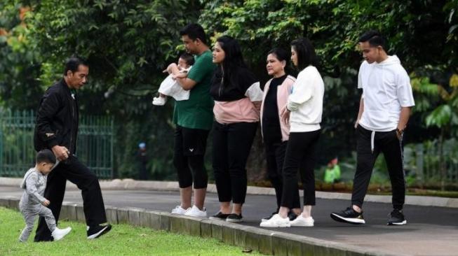 Momen liburan Jokowi dan keluarga di Kebun Raya Bogor, Jawa Barat, Sabtu (8/12). (ANTARA/ Wahyu Saputro)