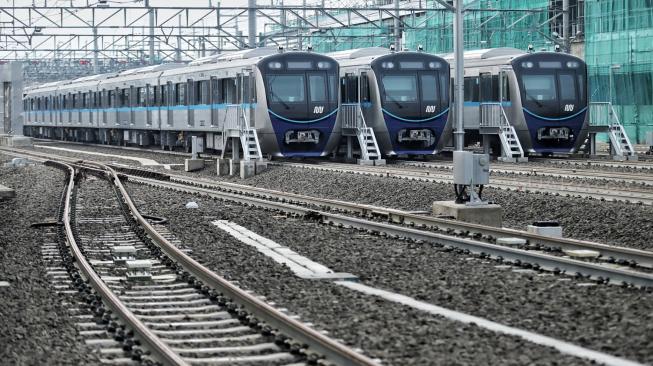 Sejumlah kereta listrik Ratangga di Depo Lebak Bulus, Jakarta, Senin (10/12). [Suara.com/Muhaimin A Untung]