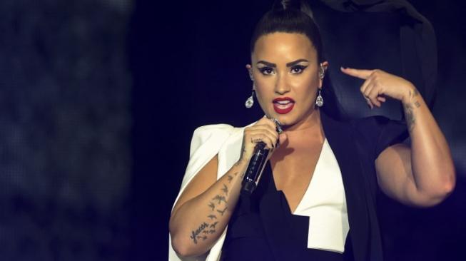 Demi Lovato Tepergok Ciuman dengan Desainer Henry Levy