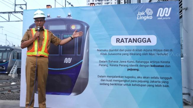 Gubernur DKI Jakarta Anies Baswedan dengan jajaran PT MRT-Jakarta saat peresmian pemberian nama kereta MRT rute Bundaran Hotel Indonesia (HI)-Lebak Bulus di Depo Lebak Bulus, Jakarta, Senin (10/12). [Suara.com/Muhaimin A Untung]