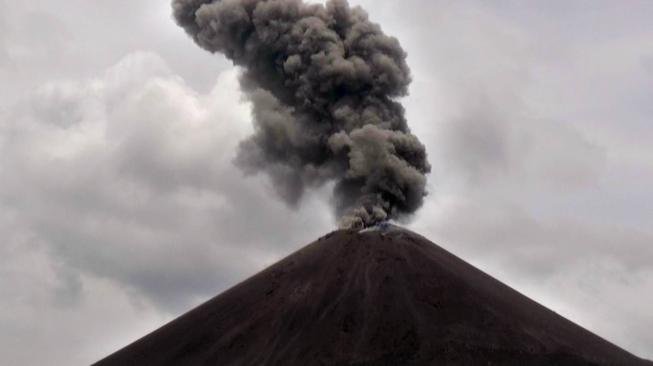 Heboh, Serombongan Bule Nekat Mendaki Gunung Anak Krakatau