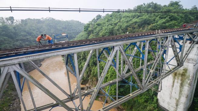 Pekerja memasang bantalan rel pada proyek pengerjaan reaktivasi jalur kereta Cianjur-Padalarang di Ciranjang, Kabupaten Cianjur, Jawa Barat, Senin (10/12). ANTARA FOTO/Raisan Al Farisi