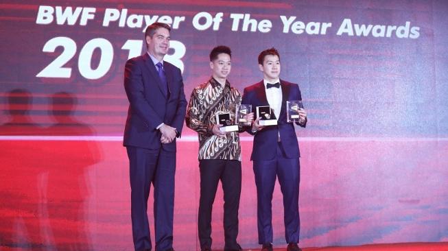 Kevin Sanjaya Sukamuljo (tengah) menerima penghargaan BWF Male Player of The Year 2018 untuk pasangan ganda campuran Kevin / Marcus Fernaldi Gideon. [Humas PBSI]