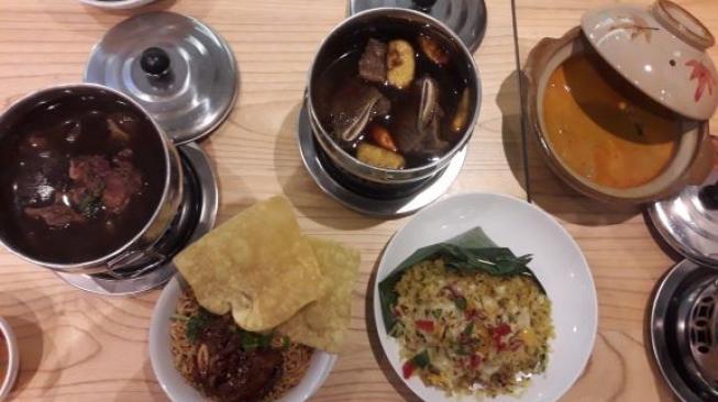 Menu Rawon Buntut, Mie Ayam, Buntut Kari di Chop Buntut Cak Yo di Mall Taman Anggrek. (Suara.com/Silfa Humairah)