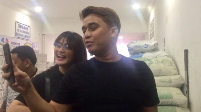 Billy Syahputra dan Hilda Vitria saat mendatangi Polda Metro Jaya, Senin (10/12/2018). (Sumarni/Suara.com)