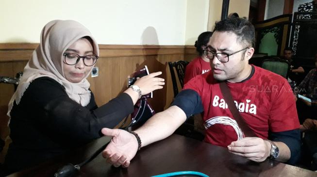 Kocak! Surya Saputra Ternyata Takut Jarum Suntik