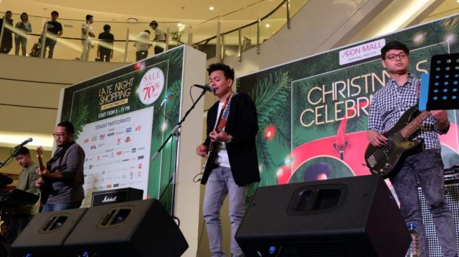 Temani pengunjung melakukan Late Night Shopping dengan musik [Humas AEON Mall].