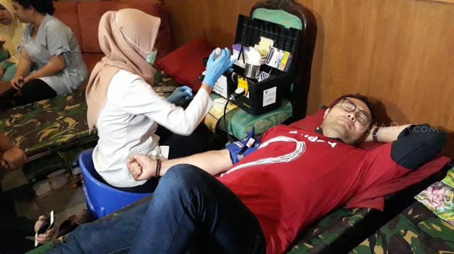 Surya Saputra saat hendak donor darah [Suara.com/Ismail]