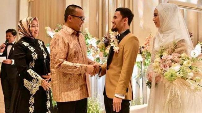 Menpora Imam Nahrawi (tengah) didampingi istri Shobibah Rohimah, menghadiri resepsi pernikahan dua atlet wushu nasional, Achmad Hulaefi dan Lindswell Kwok, di Mid Plaza, kawasan Sudirman, Jakarta, Minggu (9/12/2018) malam.