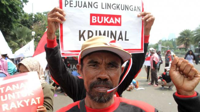 Sejumlah massa aksi bersama Wahana Lingkungan Hidup Indonesia (Walhi) saat unjuk rasa menolak kriminalisasi di depan Istana Negara, Jakarta Pusat, Kamis (11/12).[Suara.com/Fakhri Hermansyah]