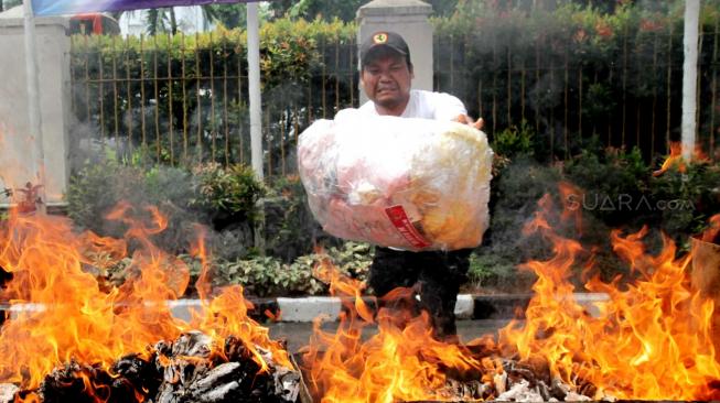 Suasana pemusnahan barang bukti kejahatan di Kejasaan Negeri Jakarta Barat, Selasa (11/12). (Suara.com/Fakhri Hermansyah)