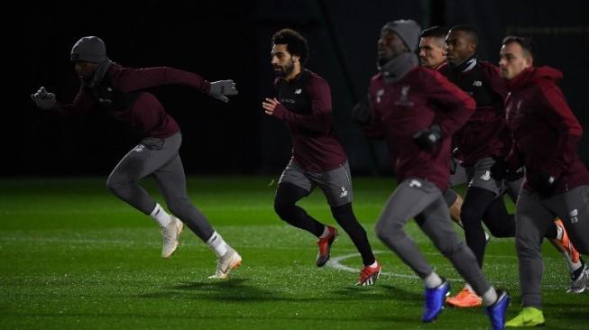 Mohamed Salah (tengah) dan para pemain Liverpool melakukan sesi latihan di Melwood sebelum menghadapi Napoli di grup C Liga Champions. Paul ELLIS / AFP