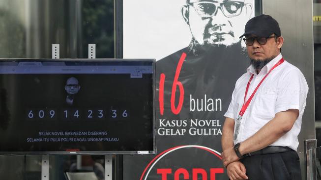 Penyidik KPK Novel Baswedan berdiri di samping layar yang menampilkan hitung maju waktu sejak penyerangan terhadap dirinya saat diluncurkan di gedung KPK, Selasa (11/12). [Suara.com/Muhaimin A Untung]