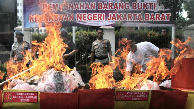 Suasana pemusnahan barang bukti kejahatan di Kejasaan Negeri Jakarta Barat, Selasa (11/12). (Suara.com/Fakhri Hermansyah)