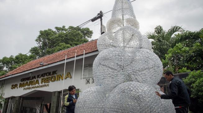 Jemaat Gereja membuat pohon natal dari limbah botol plastik di Gereja Maria Regina Purbowardayan, Solo, Jawa Tengah, Senin (10/12). [ANTARA FOTO/Mohammad Ayudha]