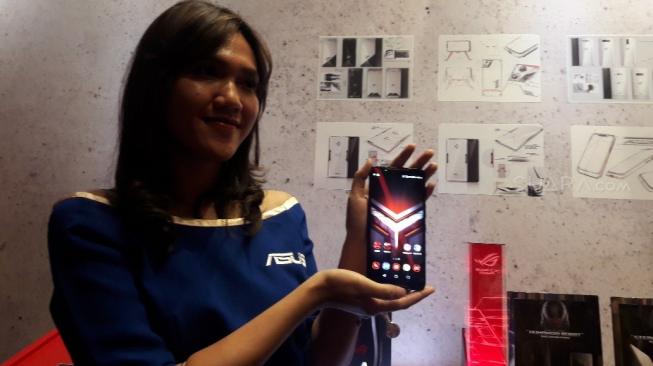 Asus ROG Phone diperkenalkan di Jakarta pada Desember 2018. [Suara.com/Dythia Novianty]