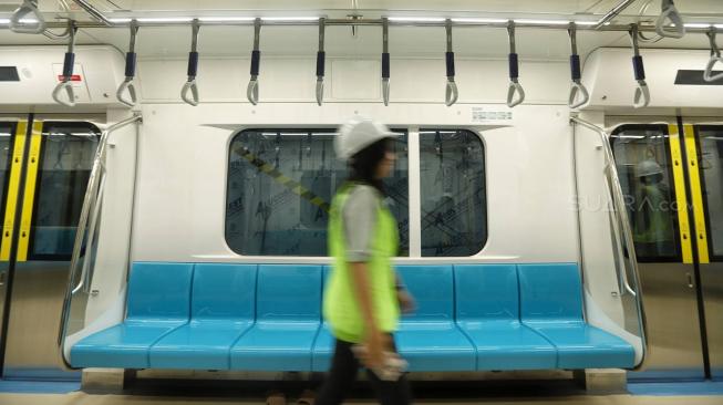 Suasana di Stasiun Mass Rapid (MRT) Bundaran HI, Jakarta, Senin (10/12).[Suara.com/Muhaimin A Untung]