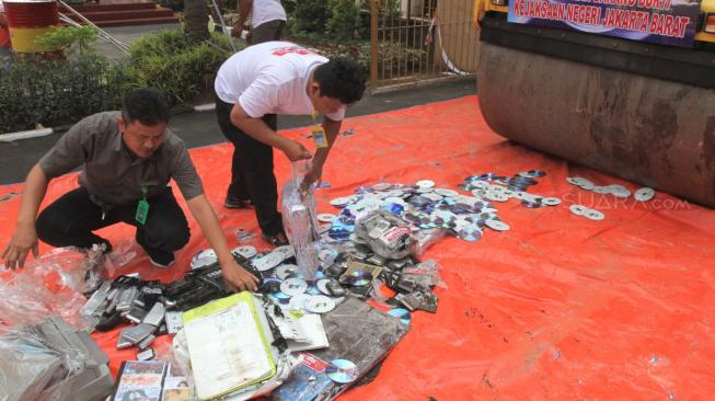 Suasana pemusnahan barang bukti kejahatan di Kejasaan Negeri Jakarta Barat, Selasa (11/12). (Suara.com/Fakhri Hermansyah)