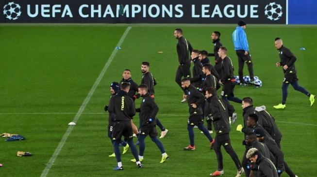 Para pemain Napoli melakukan sesi latihan di Anfield stadium sebelum menghadapi Liverpool di Liga Champions. Paul ELLIS / AFP