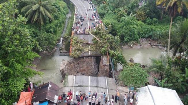 Jalan Nasional Ambruk, Kota Padang - Bukittinggi Sumbar Putus