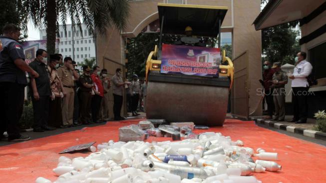 Suasana pemusnahan barang bukti kejahatan di Kejasaan Negeri Jakarta Barat, Selasa (11/12). (Suara.com/Fakhri Hermansyah)