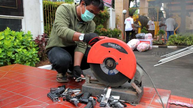 Suasana pemusnahan barang bukti kejahatan di Kejasaan Negeri Jakarta Barat, Selasa (11/12). (Suara.com/Fakhri Hermansyah)