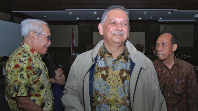 Direktur Utama PT PLN Sofyan Basir meninggalkan ruangan usai sidang lanjutan perkara dugaan suap terkait kesepakatan kontrak kerja sama proyek PLTU Riau 1 di Pengadilan Tipikor, Jakarta Pusat, Selasa (11/12).[Suara.com/Fakhri Hermansyah]