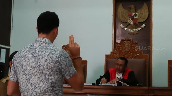 Mike Lewis saat hendak bersaksi di sidang narkoba Richard Muljadi di PN Jakarta Selatan, Selasa (11/12/2018) [Suara.com/Walda Marison]