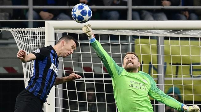 Penjaga gawang PSV Eindhoven, Jeroen Zoet, memblok sebuah sundulan dari gelandang Inter Milan, Ivan Perisic, selama pertandingan grup B Liga Champions Inter Milan melawan PSV Eindhoven di Stadion San Siro, Milan, Italia, Rabu (12/12). [Marco BERTORELLO / AFP]