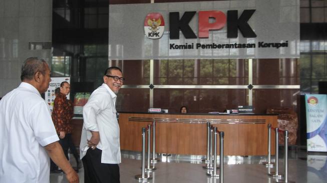 Mantan Wakil Gubernur Jawa Barat, Deddy Mizwar berjalan saat tiba di gedung KPK, seusai menjalani pemeriksaan di Jakarta, Rabu (12/12). ANTARA FOTO/Dhemas Reviyanto