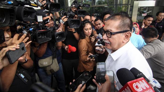 Mantan Wakil Gubernur Jawa Barat, Deddy Mizwar berjalan saat tiba di gedung KPK, seusai menjalani pemeriksaan di Jakarta, Rabu (12/12). ANTARA FOTO/Dhemas Reviyanto