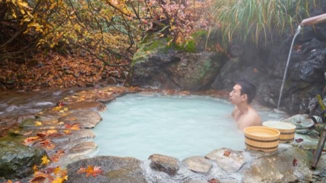 Waspada! Berendam Air Panas dan Memangku Laptop Bisa Ganggu Kesuburan Pria