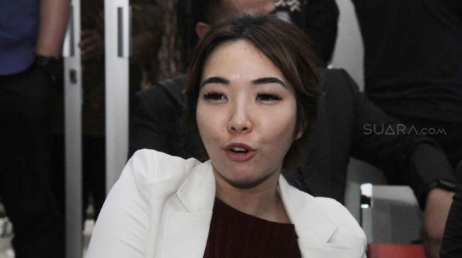 Artis Gisella Anastasia menghadiri sidang kedua perceraian dengan Gading Marten di Pengadilan Negeri Jakarta Selatan, Rabu (12/12). (Suara com/Fakhri Hermansyah)