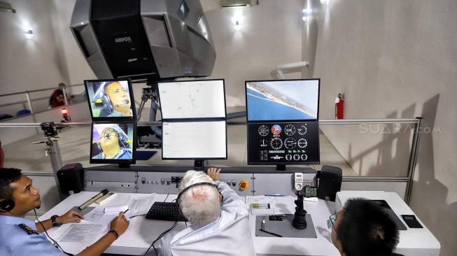 Pilot mengoperasikan simulator Advance Orientation Trainer di Lakespra Saryanto, Jakarta, Rabu (12/12). [Suara.com/Muhaimin A Untung]