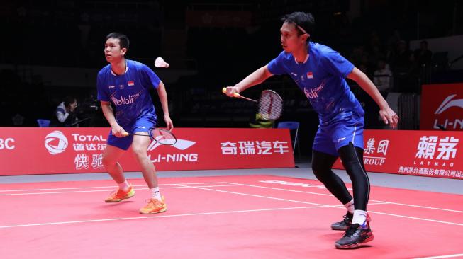 Pasangan ganda putra Indonesia, Hendra Setiawan/Mohammad Ahsan, takluk di laga perdana penyisihan Grup B BWF World Tour Finals 2018, Rabu (12/12/2018), melawan Hiroyuki Endo/Yuta Watanabe (Jepang). [Humas PBSI]