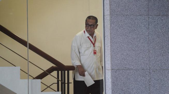 Mantan Wakil Gubernur Jawa Barat, Deddy Mizwar berjalan saat tiba di gedung KPK, seusai menjalani pemeriksaan di Jakarta, Rabu (12/12). ANTARA FOTO/Dhemas Reviyanto