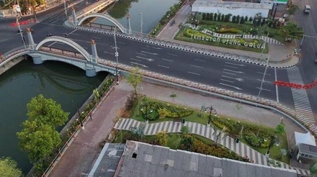 Jembatan Ujung Galuh, Surabaya. (@@trirismaharini/instagram)