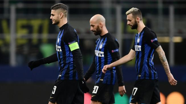 Pemain Inter Milan, Mauro Icardi, Borja Valero, dan Brozovic meninggalkan lapangan pada akhir pertandingan Liga Champions grup B Inter Milan melawan PSV Eindhoven di Stadion San Siro, Milan, Italia, Rabu (12/12). [Marco BERTORELLO / AFP]